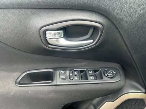 Used 2017 Jeep Renegade Latitude AWD/4WD image 14