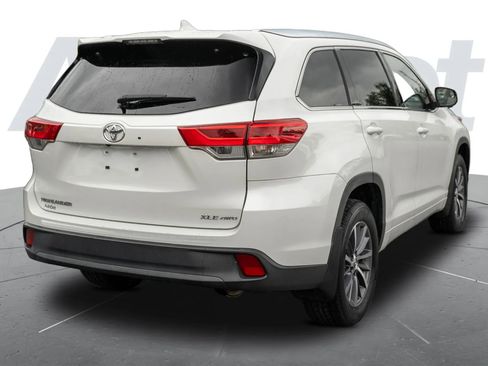 Used 2018 Toyota Highlander XLE AWD/4WD image 3