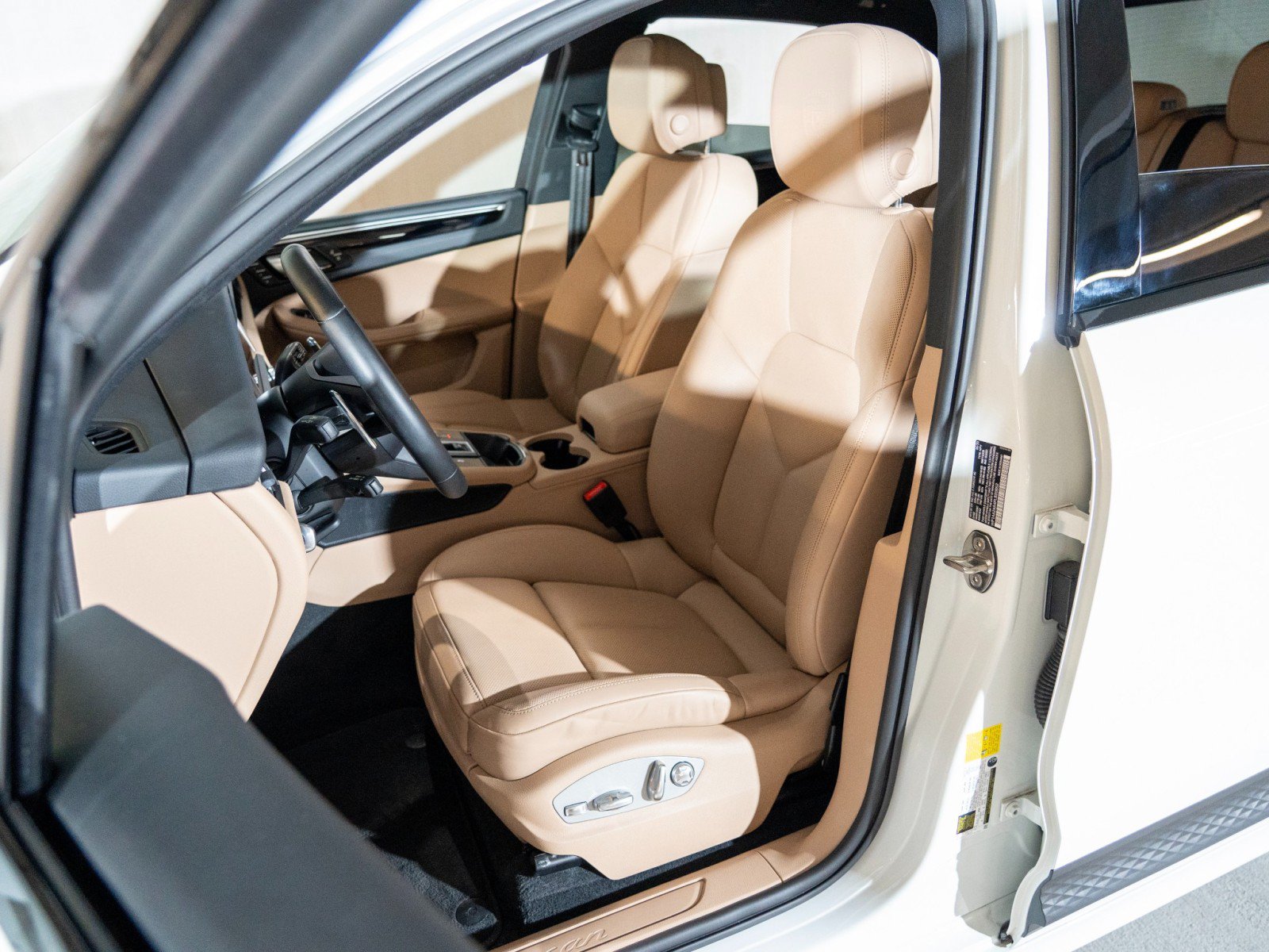 Certified 2023 Porsche Macan AWD/4WD image 5