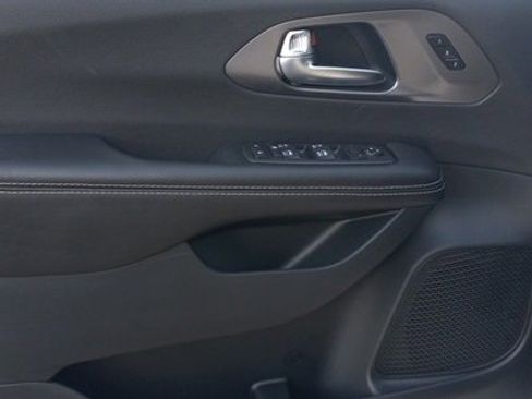 New 2026 Chrysler Pacifica Select image 12