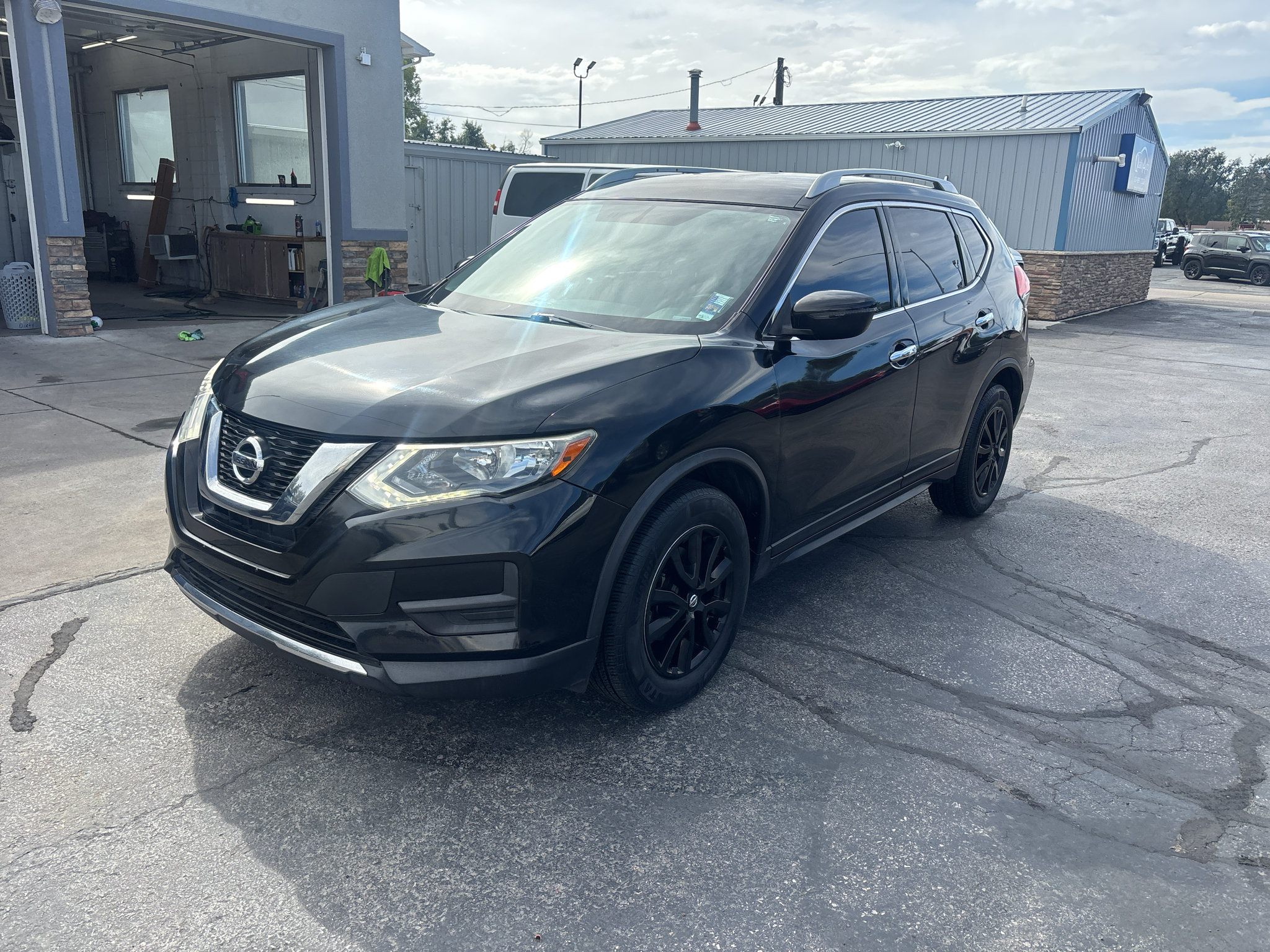 Used 2017 Nissan Rogue SV FWD image 2