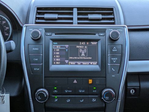 Used 2017 Toyota Camry SE image 19