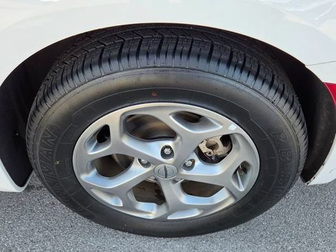 Used 2023 Chrysler Pacifica Limited FWD image 34