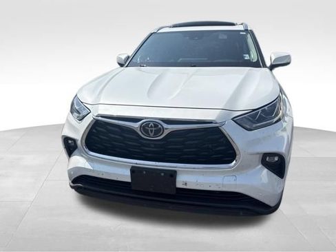 Used 2022 Toyota Highlander Limited AWD/4WD image 3