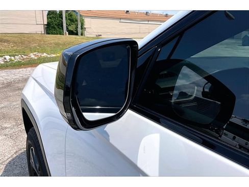 Used 2025 Jeep Grand Cherokee Altitude RWD image 32