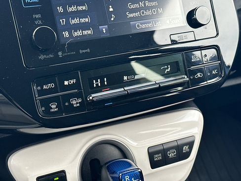 Used 2017 Toyota Prius Prime Premium image 20