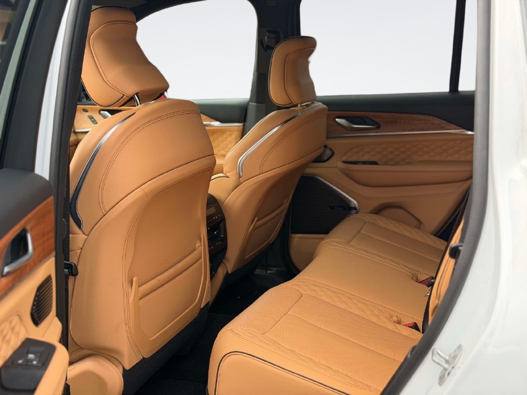 Used 2025 Jeep Grand Cherokee Summit AWD/4WD image 15