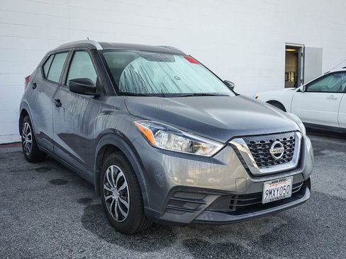 Used 2018 Nissan Kicks S image 3