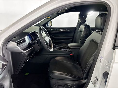 Used 2023 Jeep Grand Cherokee Altitude image 12