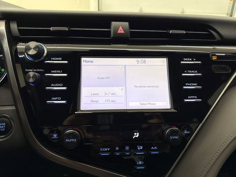 Used 2018 Toyota Camry XLE image 18