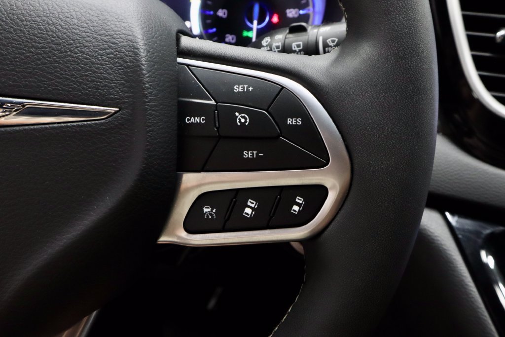 Used 2025 Chrysler Pacifica Select FWD image 28