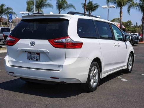 Used 2020 Toyota Sienna LE w/ Carpet Mat Package FWD image 24