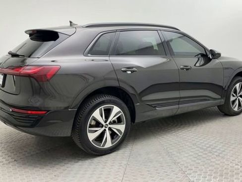 Used 2024 Audi Q8 e-tron Premium image 2