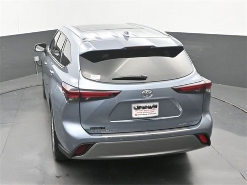 Used 2024 Toyota Highlander Platinum image 32