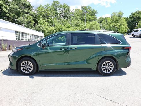 Used 2021 Toyota Sienna LE AWD/4WD image 4
