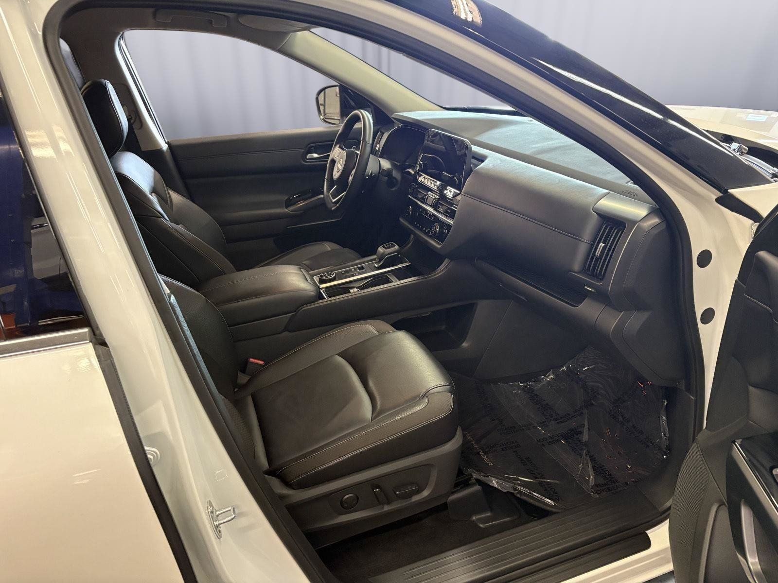 Used 2024 Nissan Pathfinder SL AWD/4WD image 16