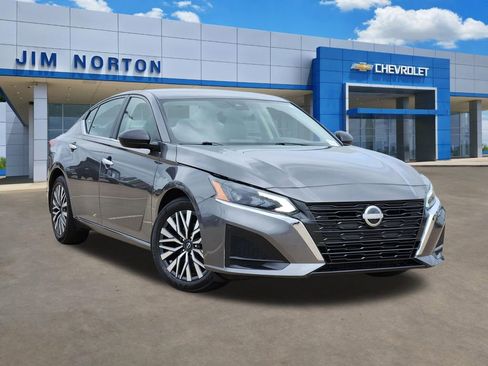 Used 2024 Nissan Altima 2.5 SV FWD image 1