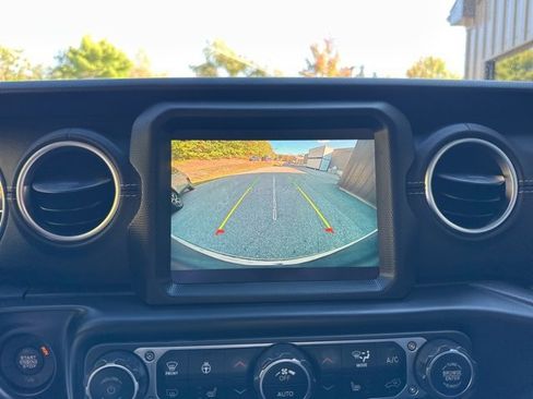 Used 2023 Jeep Wrangler Unlimited Sahara w/ Cold Weather Group image 16