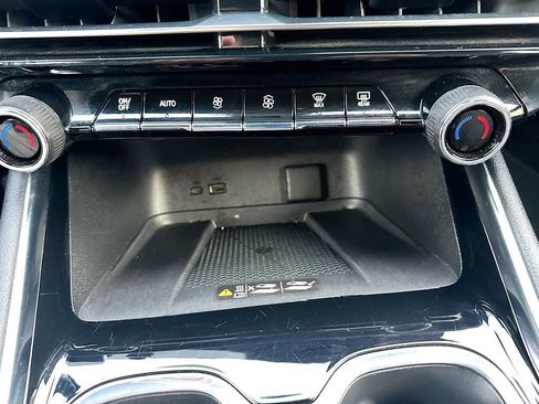 Used 2025 Chevrolet Traverse LT image 24