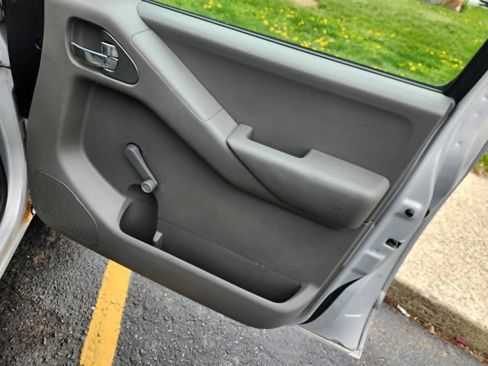 Used 2011 Nissan Frontier S AWD/4WD image 16