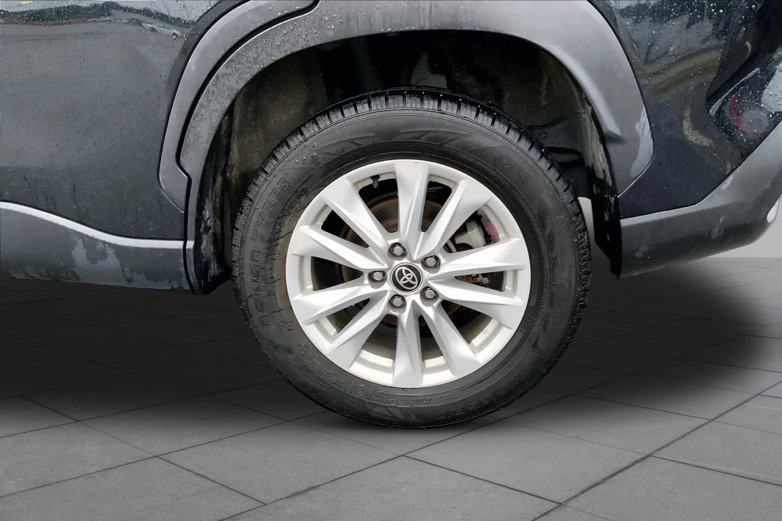 Used 2022 Toyota Corolla Cross LE FWD image 11