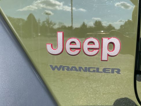 Used 2022 Jeep Wrangler Rubicon AWD/4WD image 10