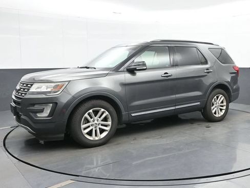 Used 2016 Ford Explorer XLT FWD image 4