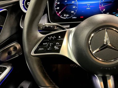 Used 2025 Mercedes-Benz GLC 300 4MATIC image 11