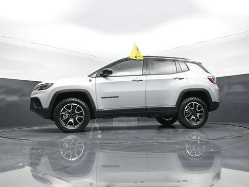 New 2026 Jeep Compass Trailhawk w/ Sun, Sound & Navigation Group AWD/4WD image 44