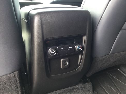 Used 2023 Buick Enclave Essence AWD/4WD image 11
