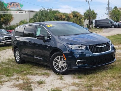 Used 2025 Chrysler Pacifica Select