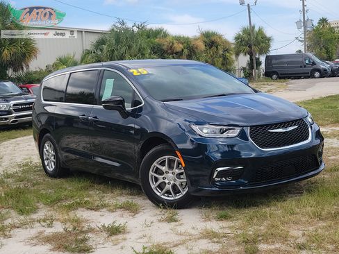 Used 2025 Chrysler Pacifica Select FWD image 1