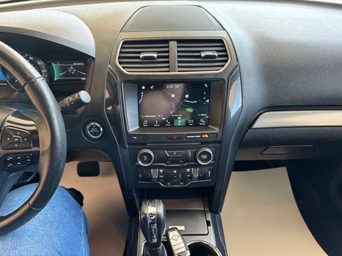 Used 2018 Ford Explorer XLT w/ Equipment Group 202A AWD/4WD image 24