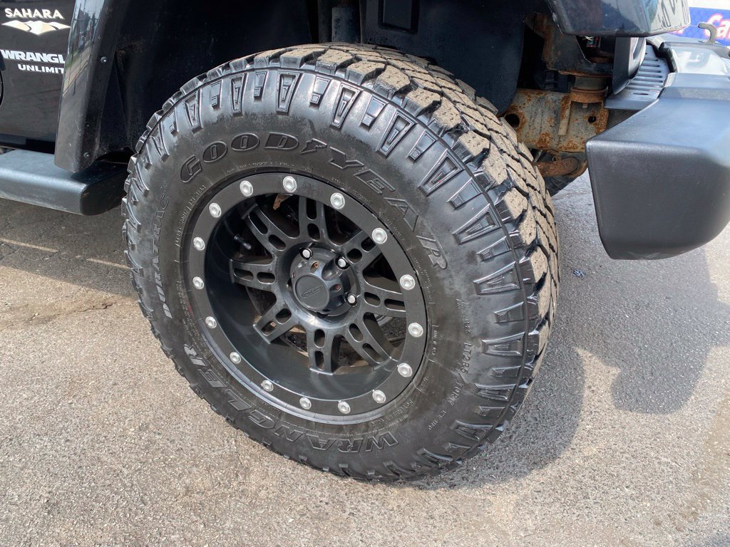 Used 2013 Jeep Wrangler Unlimited Sahara w/ Dual Top Group AWD/4WD image 27