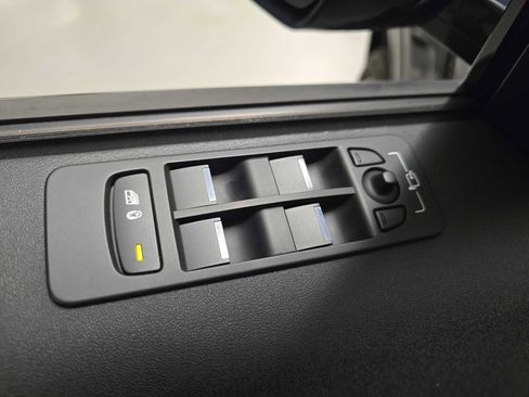 Certified 2025 Land Rover Discovery Sport Dynamic SE image 23