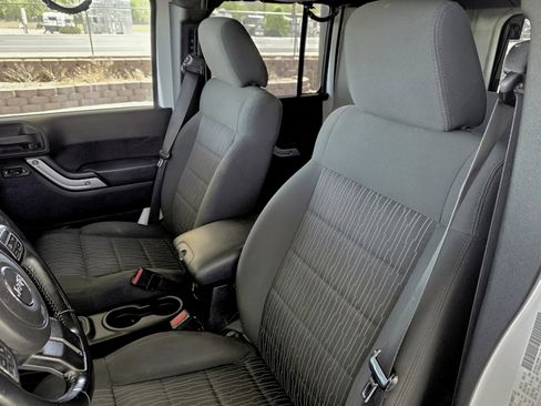 Used 2012 Jeep Wrangler Unlimited Sahara w/ Connectivity Group AWD/4WD image 32