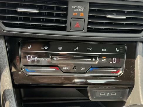 Used 2025 Volkswagen Jetta SE FWD image 30