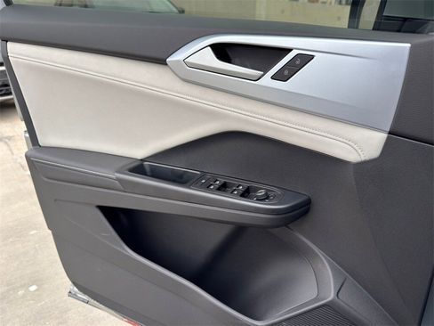 New 2025 Volkswagen Taos SE image 18