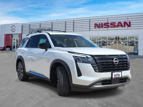 New 2026 Nissan Pathfinder Platinum FWD image 3