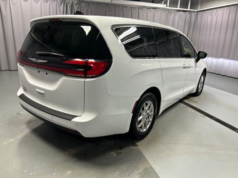 Used 2024 Chrysler Pacifica Touring-L FWD image 7