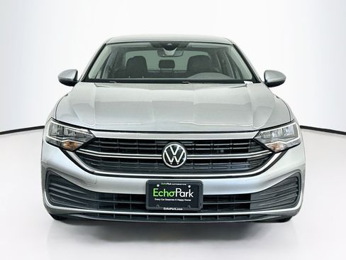 Used 2022 Volkswagen Jetta SE FWD image 2