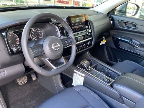 Certified 2025 Nissan Pathfinder SV AWD/4WD image 17