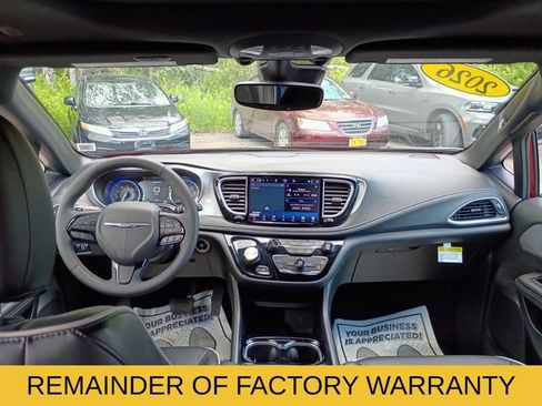 Used 2026 Chrysler Pacifica Limited w/ S Appearance Package FWD image 9