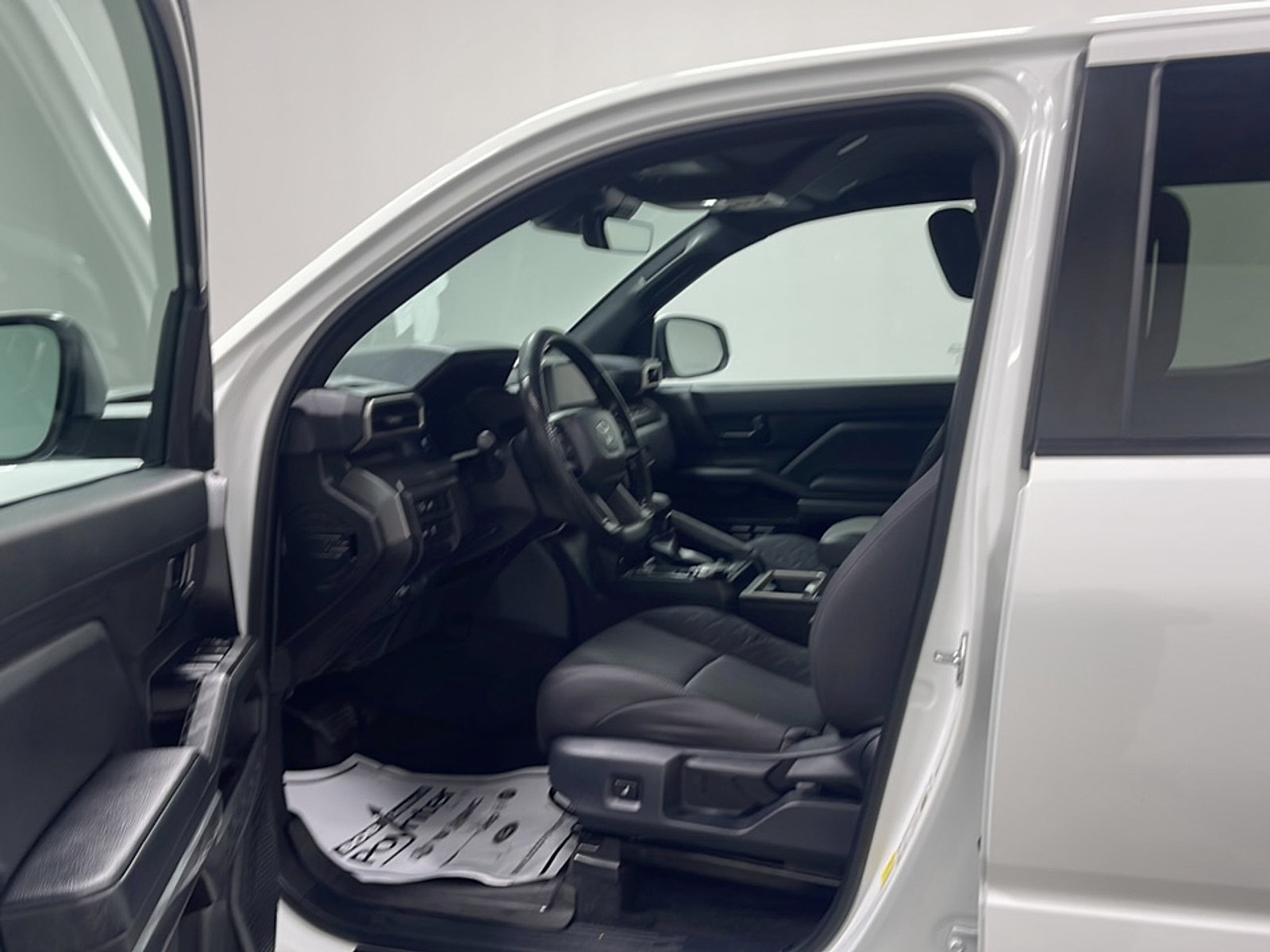 Used 2025 Toyota Tacoma SR5 AWD/4WD image 2