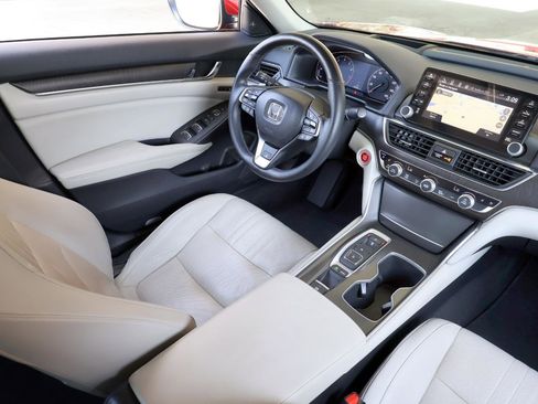 Used 2018 Honda Accord Touring image 15