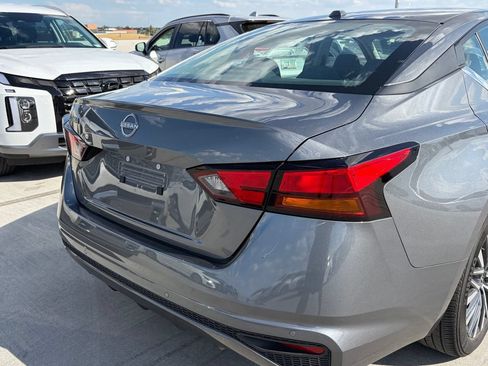 Used 2025 Nissan Altima 2.5 SV FWD image 4