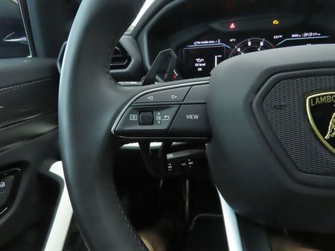 Used 2025 Lamborghini Urus SE image 11