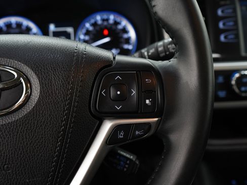 Used 2019 Toyota Highlander XLE AWD/4WD image 29