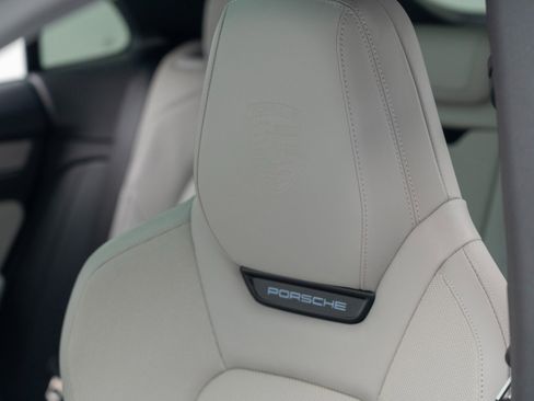 Certified 2025 Porsche Macan Electric image 19