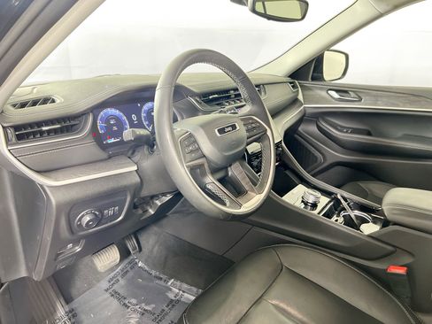 Used 2023 Jeep Grand Cherokee Limited image 9